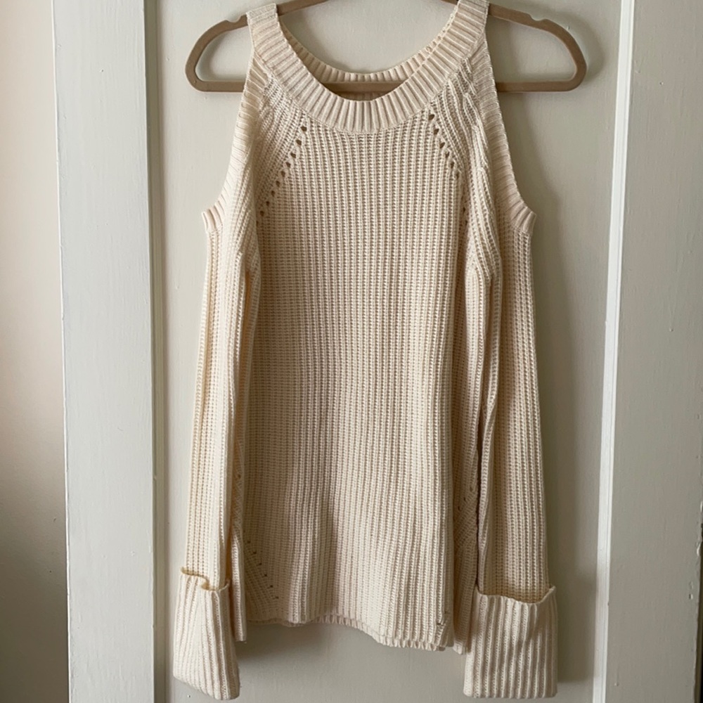 Beautiful white sweater with shoulder cutouts by Olivia Palermo